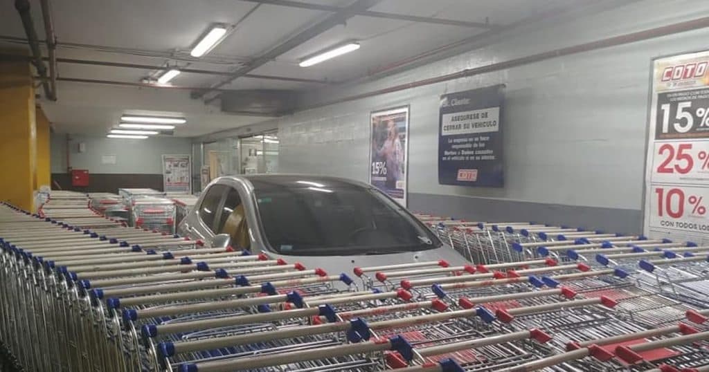 [FOTOS] Cliente estaciona errado e veículo é cercado por carrinhos de supermercado