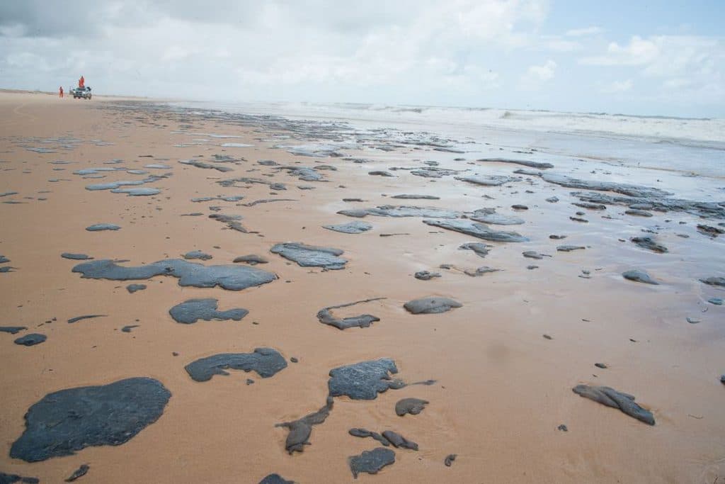Manchas de óleo em praias do Nordeste não afastam turistas