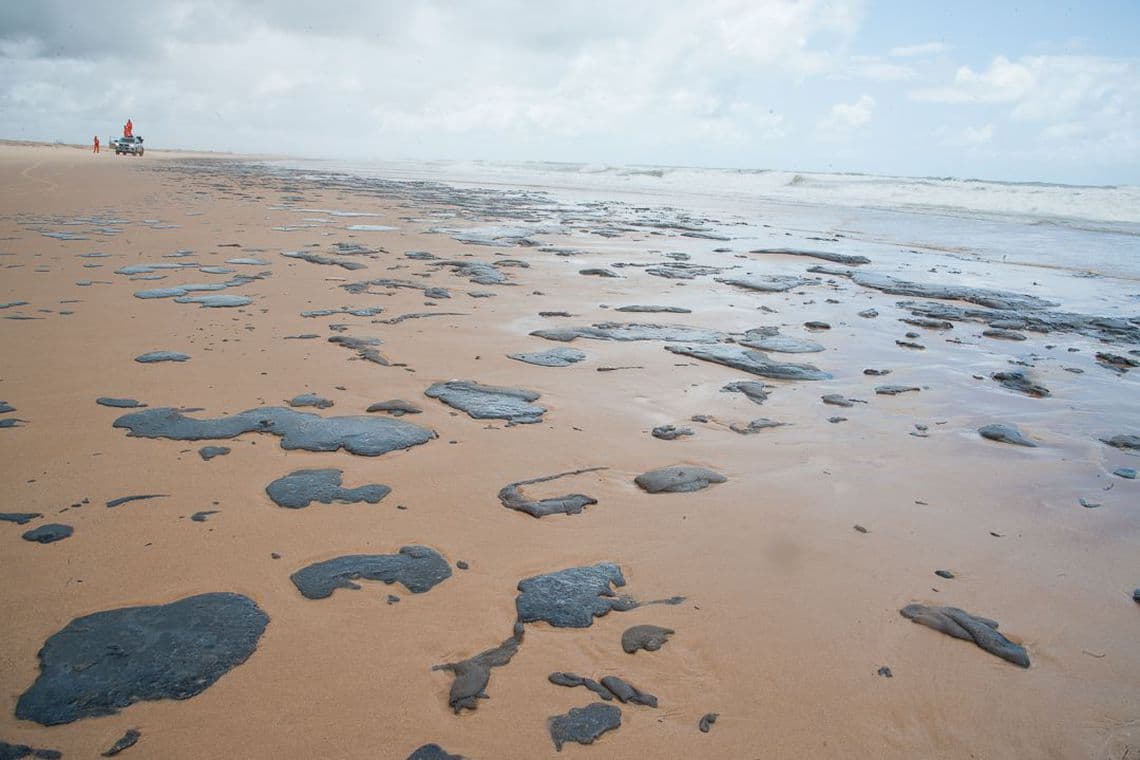 Mais de 1.800 voluntários se cadastram para limpeza do óleo nas praias do RN