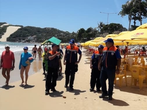 Defesa Civil de Natal monitora litoral da capital em busca de resíduos de óleo