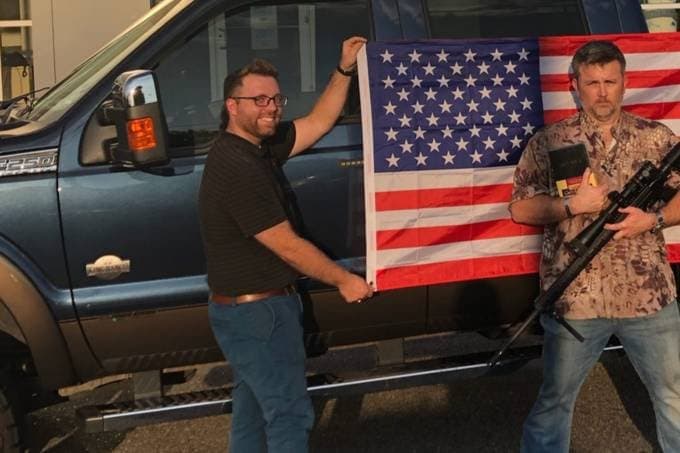 Loja da Ford dá arma, bíblia e bandeira a quem compra um carro