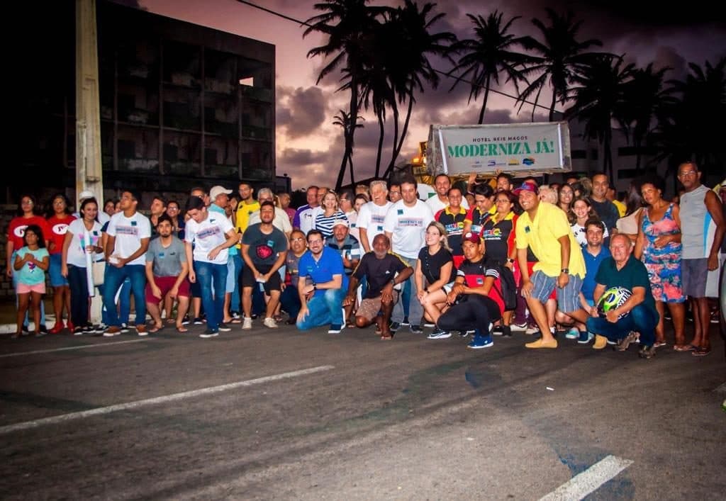 [FOTOS] Manifestantes protestam a favor da derrubada do Hotel Reis Magos