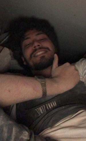 [FOTO] Jovem tira ‘selfie' embaixo de escombros de prédio que ruiu no CE