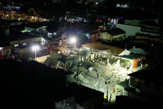 Bombeiros buscam por nove desaparecidos em escombros de condomínio em Fortaleza; não há confirmação de mortos