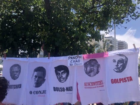 FOTO: Petistas vendem panos de chão de Bolsonaro, Moro e Guedes