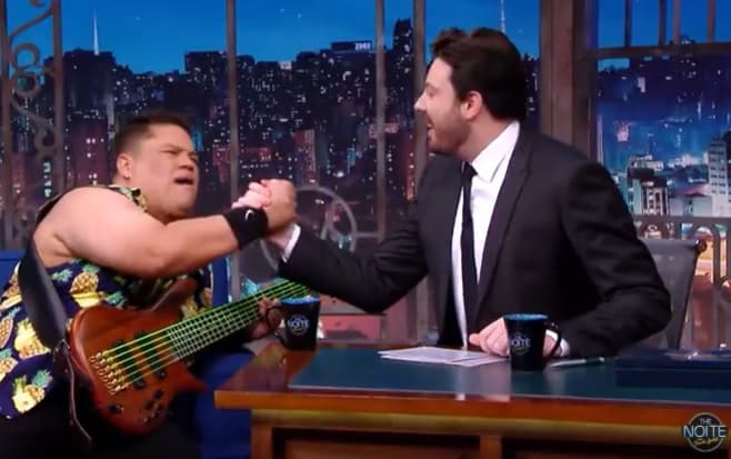 VÍDEO: Confira a entrevista com Júnior Bass Groovador no talk show The Noite, no SBT, com Danilo Gentili