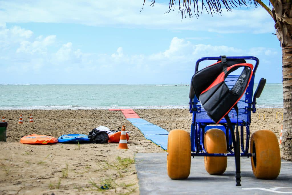 Prefeitura de Parnamirim realiza ação na praia com portadores de necessidades especiais