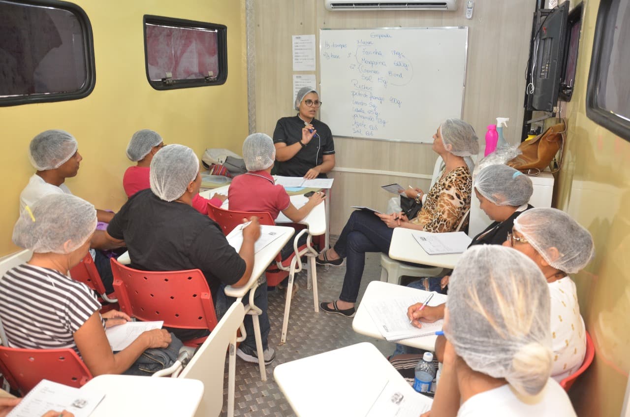 Prefeitura de São Gonçalo promove curso de doces e salgados para moradores do Amarante