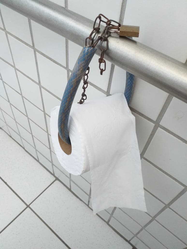FOTO: Funcionários do Fórum de Parnamirim prendem rolos de papel higiênico em correntes de bicicleta para evitar roubos