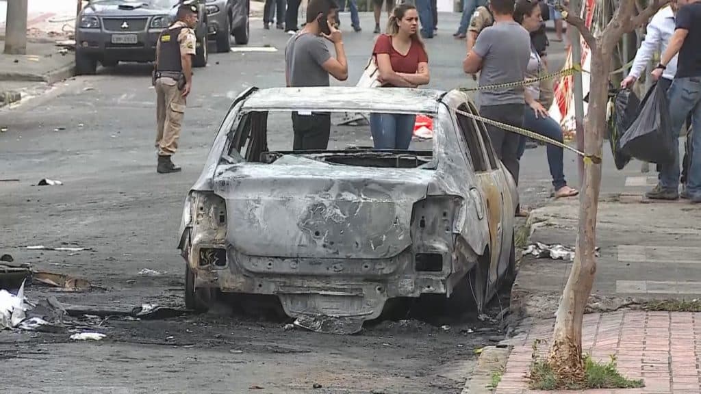 NASCEU DE NOVO: Mulher sai ilesa de carro atingido por avião que caiu em BH