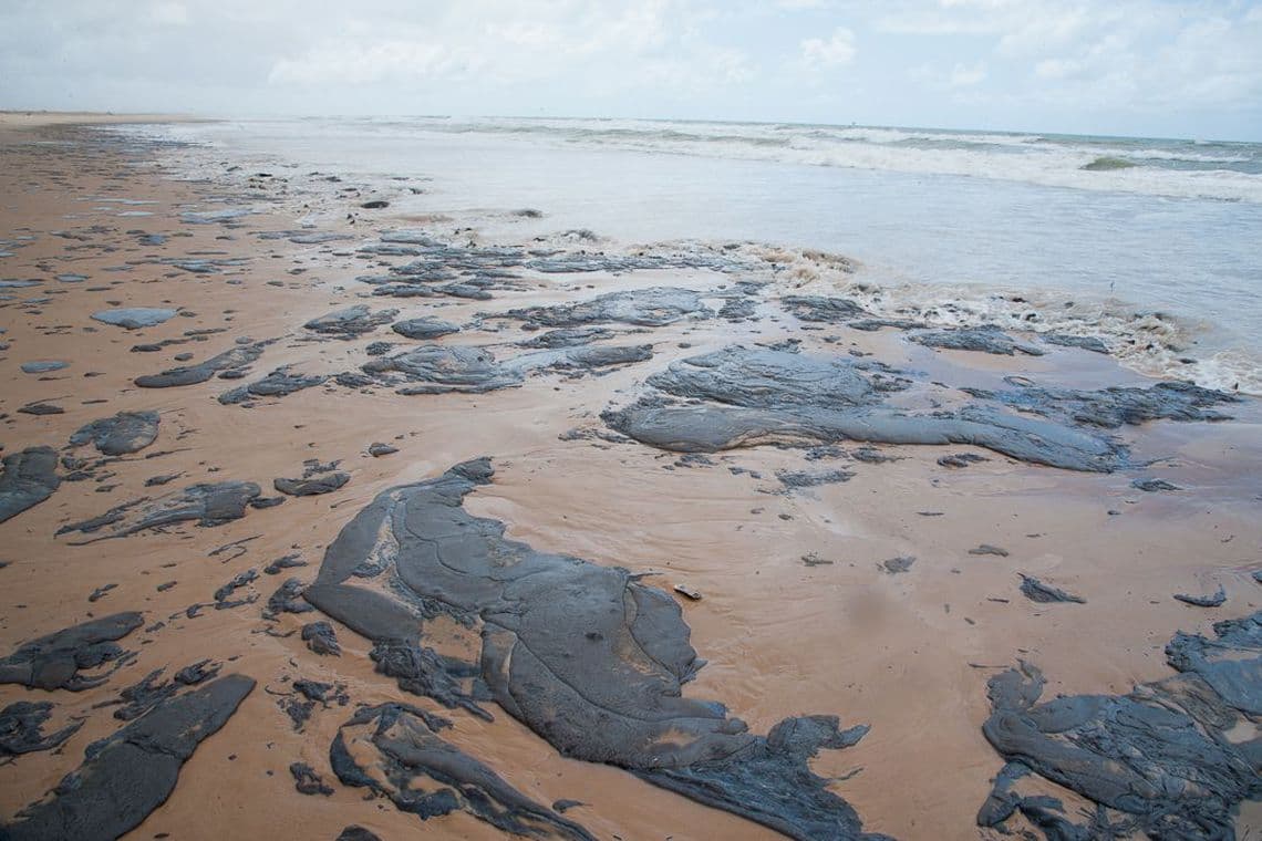 Governo do RN orienta população sobre cuidados com manchas de óleo nas praias