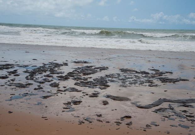 VÍDEOS: Análises confirmam óleo venezuelano no litoral nordestino, destaca Marinha