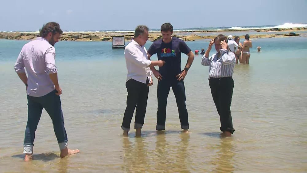 FOTOS: Ministro do Turismo sobrevoa área de litoral, molha os pés em local atingido por óleo e diz que "praias do Nordeste estão aptas para receber banhistas"
