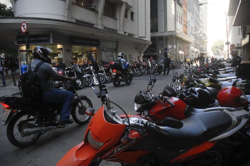 Mais da metade dos donos de moto no Brasil não têm CNH na categoria