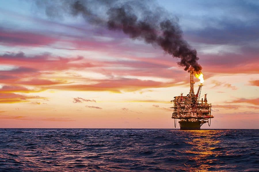 Petroleiros suspendem início de greve