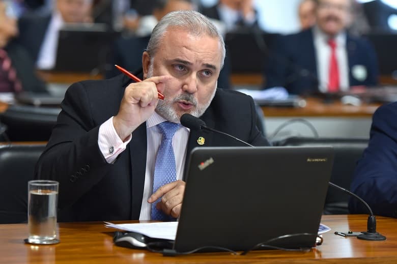 Jean Paul Prates prevê redução de até R$ 3 na gasolina e até R$ 40 no gás de cozinha