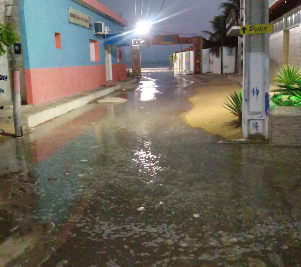 FOTOS: Mar invade ruas de Galinhos, no litoral norte potiguar