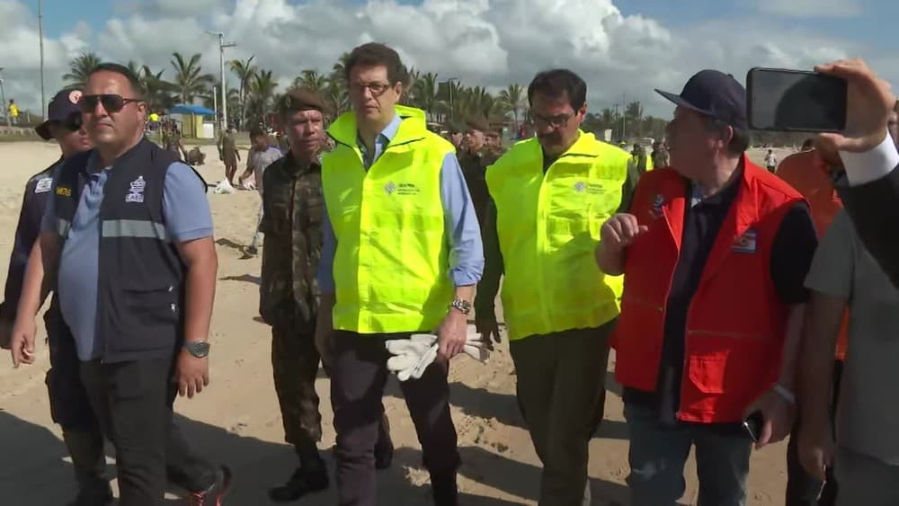 Óleo recolhido em praias será levado para aterros e indústrias, diz ministro do Meio Ambiente