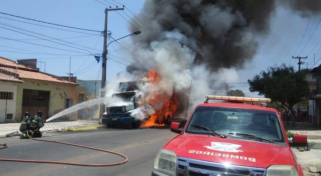 [FOTO] Caminhão carregado de mercadoria pega fogo em Mossoró