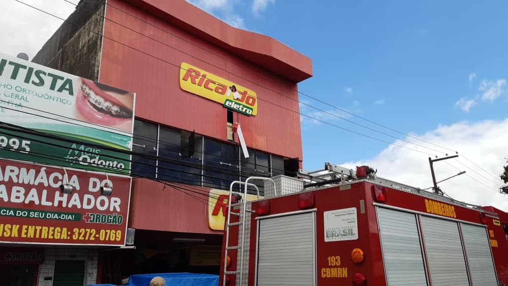 Incêndio atinge depósito de loja de eletrodomésticos no centro de Parnamirim