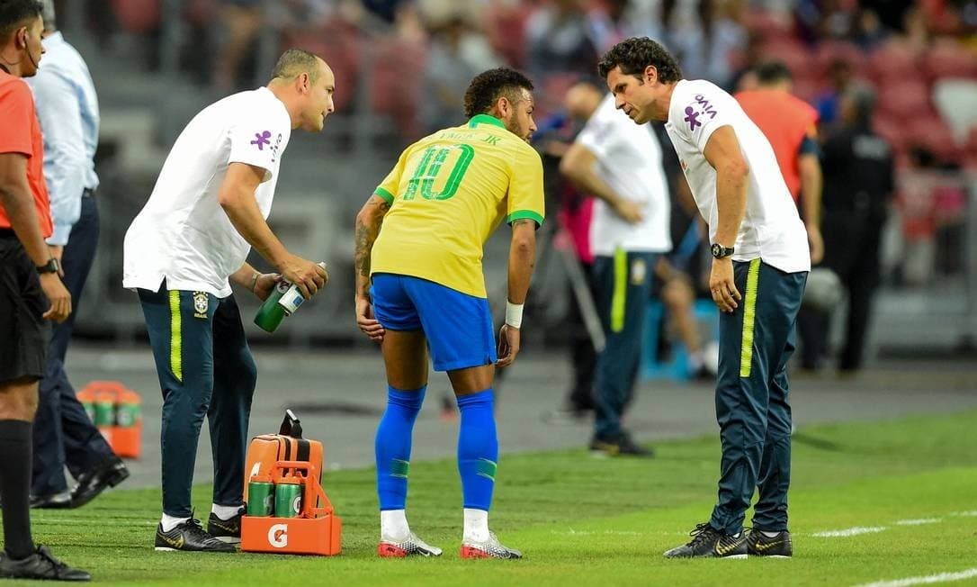 Neymar para por um mês após lesão na coxa sofrida em empate do Brasil