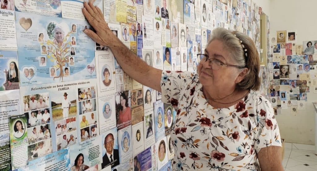 Idosa do RN coleciona 6 mil santinhos de luto de personalidades, pessoas comuns e até de animais; material é exposto neste Dia de Finados