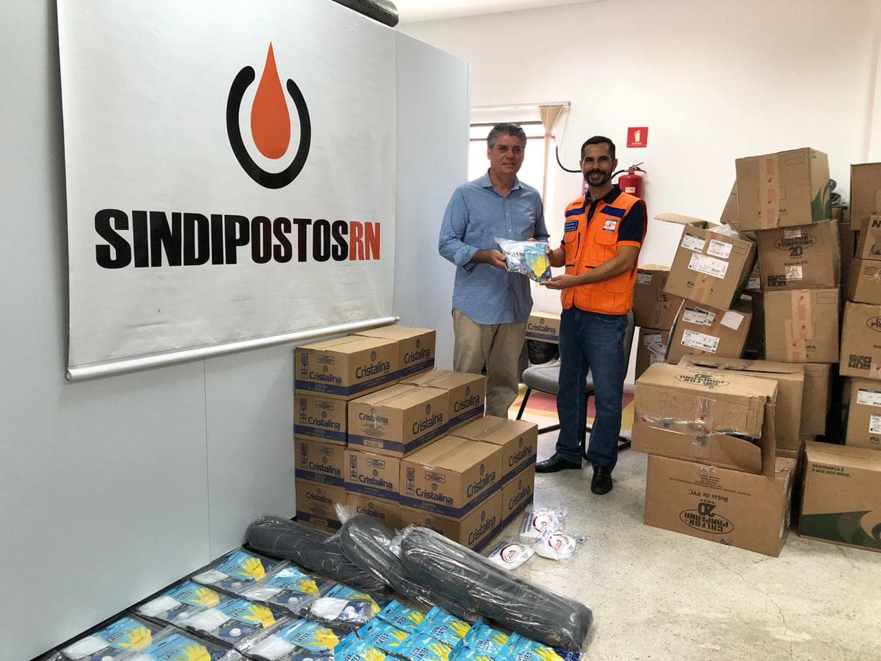 FOTO: Sindipostos RN entrega itens coletados para ajudar no esforço de limpeza das praias potiguares eventualmente atingidas por óleo