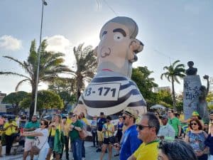 Manifestantes ‘sepultam' o STF e protestam contra soltura de Lula na Praça Cívica