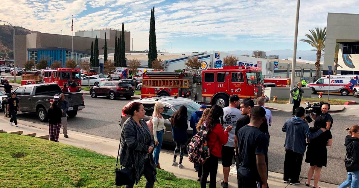 Jovem autor de massacre em escola da Califórnia morre no hospital