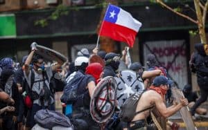 Após série de protestos, Chile anuncia plebiscito sobre nova Constituição