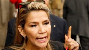 Presidente interina da Bolívia, Jeanine Áñez chama Evo Morales de "covarde"