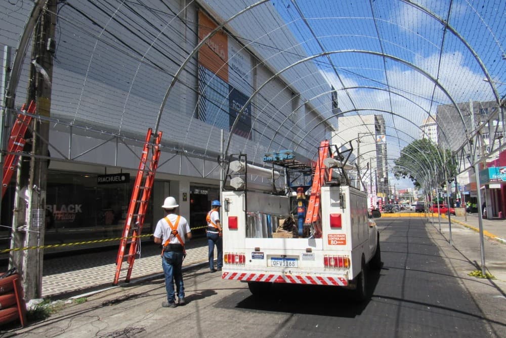 Bandidos furtam 7 km de fios de decoração natalina na capital potiguar; luzes faziam parte de "túnel" montado
