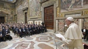 Papa compara a Hitler políticos que discursam contra gays, judeus e ciganos