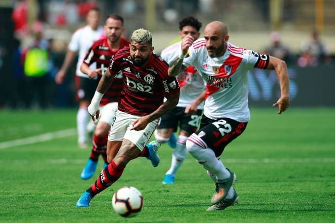 Gabriel Barbosa carimba o bicampeonato da Libertadores ao Flamengo