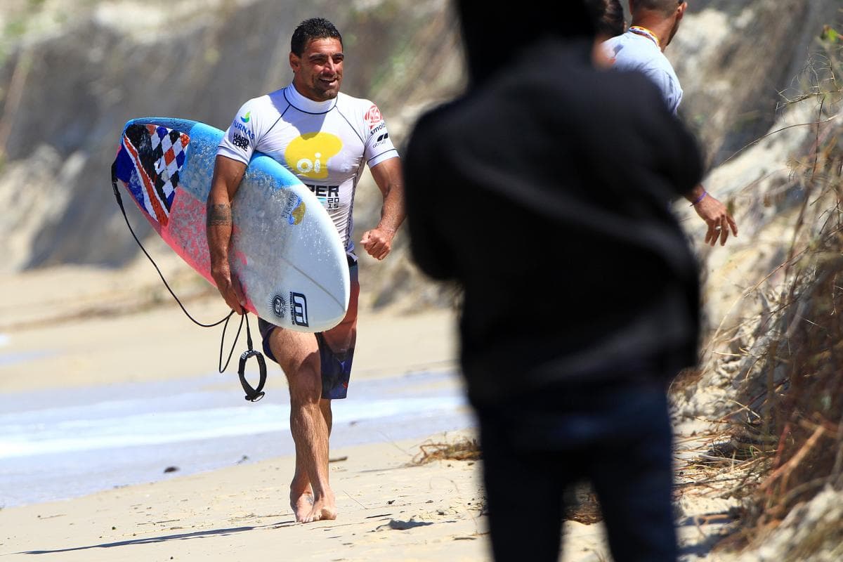 NO MAR: Morre o bicampeão brasileiro de surf, Leo Neves, durante competição