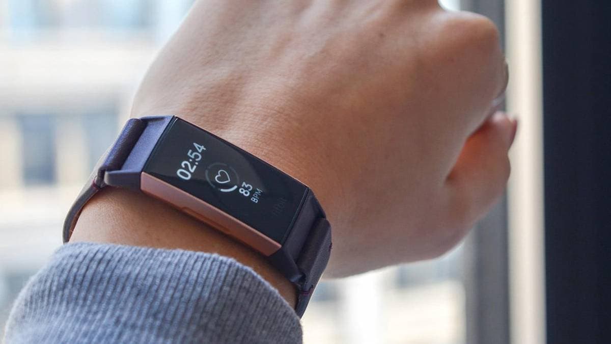 Mulher descobre traição do namorado graças a Fitbit, que detectou "pico" de atividade física na madrugada