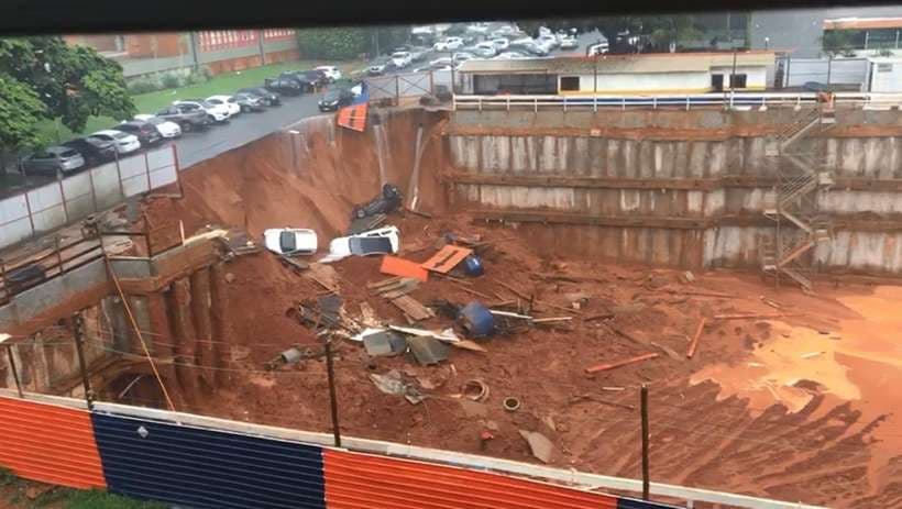 FOTOS E VÍDEO: Asfalto cede e cratera engole carros durante chuva na Asa Sul em Brasília