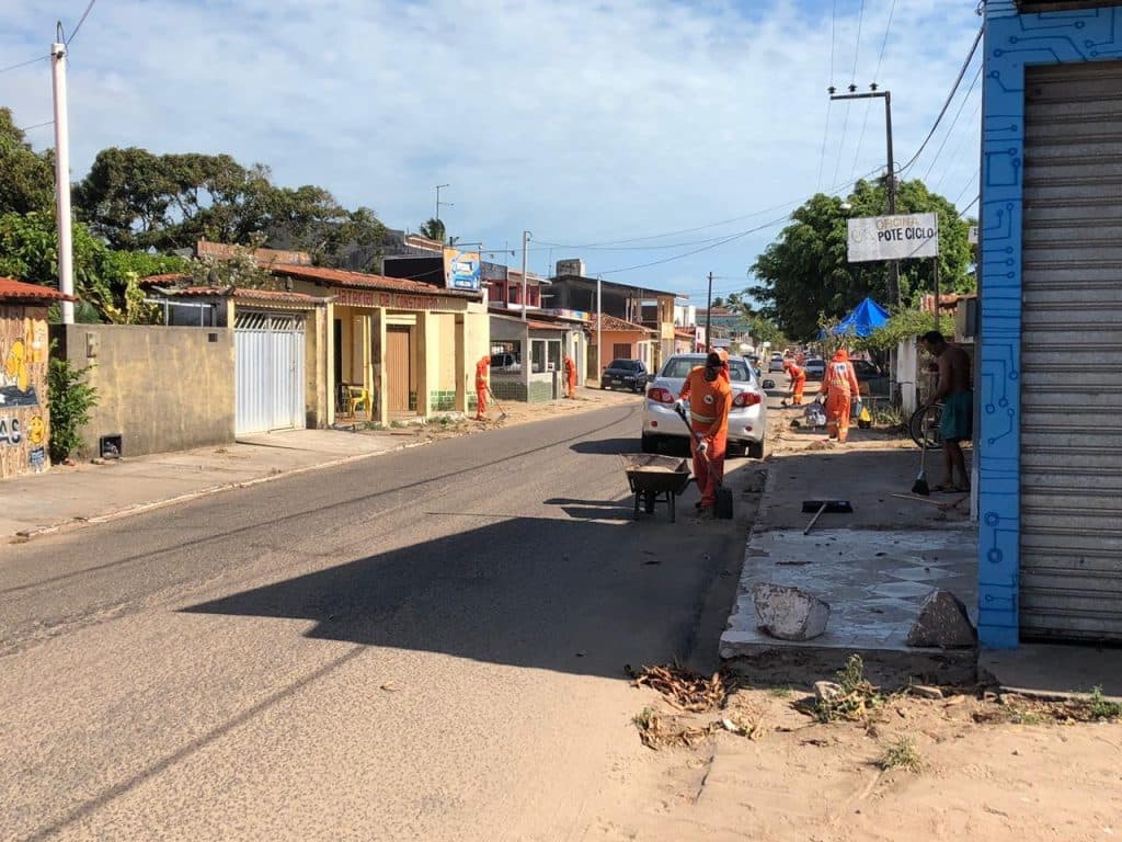 Após ter recebido Ceará-Mirim repleta de lixo, a nova gestão inicia mutirão de limpeza nas praias