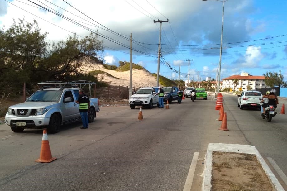 Detran fiscaliza 300 veículos em blitz deflagrada na Via Costeira