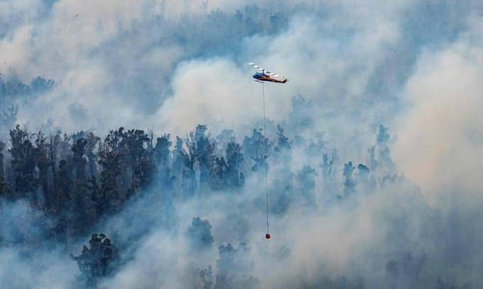 Bombeiro morre e 100 mil são desalojados em mais incêndios na Austrália
