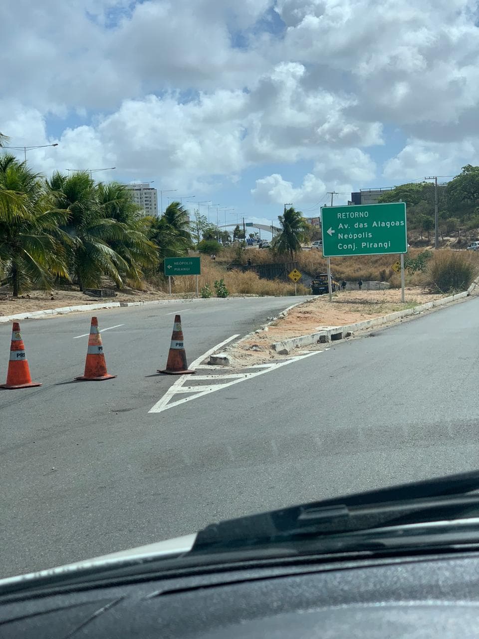FOTOS: Caminhão entala no túnel de Neópolis, derruba pedaço de estrutura e interdita acesso