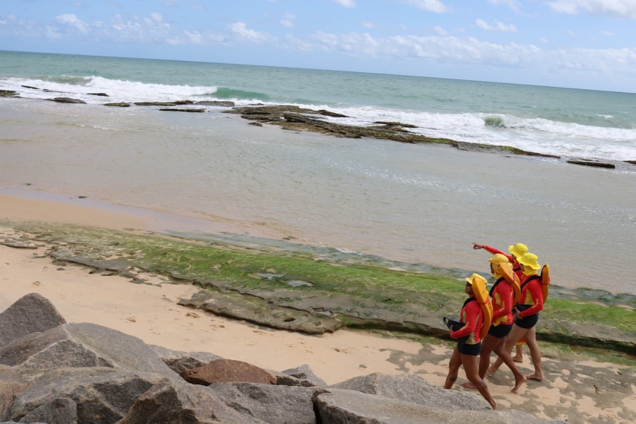 HERÓIS- ( FOTO): Bombeiros resgatam adolescente de correnteza na Praia de Areia Preta
