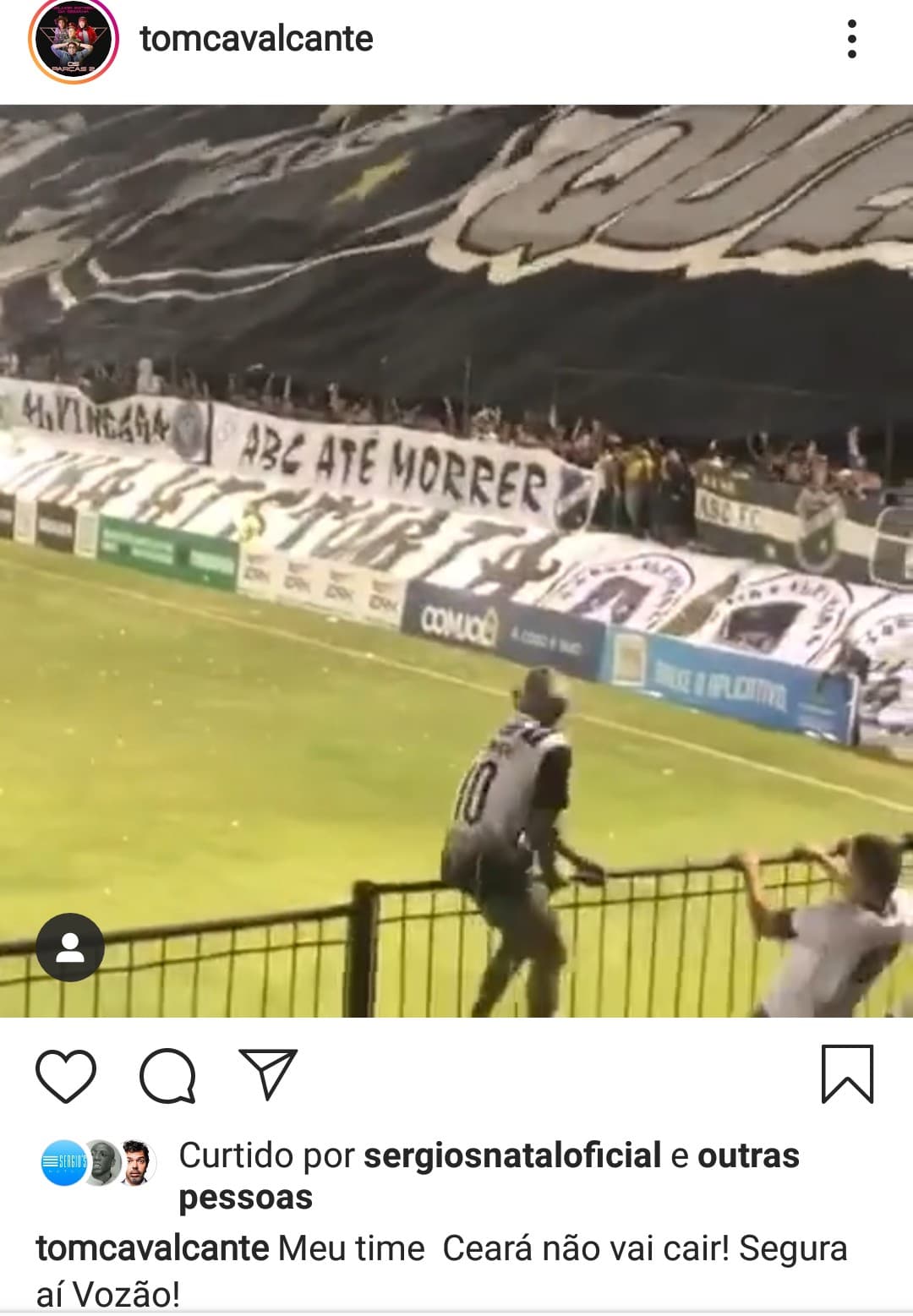 VÍDEO: Humorista Tom Cavalcante brinca com imagem de torcedor do ABC se equilibrando em grade, e diz que o Ceará não vai cair: "Segura, Vozão"