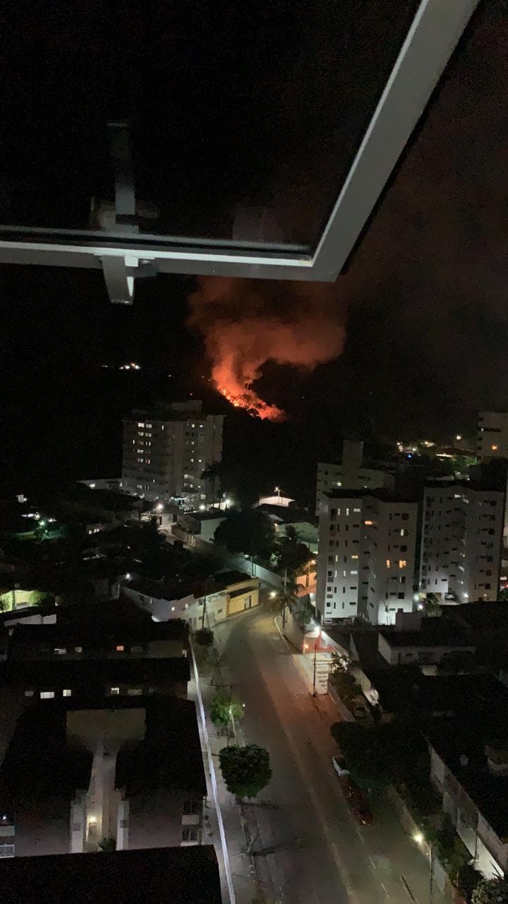 Incêndio no morro de Mãe Luiza assusta moradores de Mãe Luiza, Petrópolis e Tirol