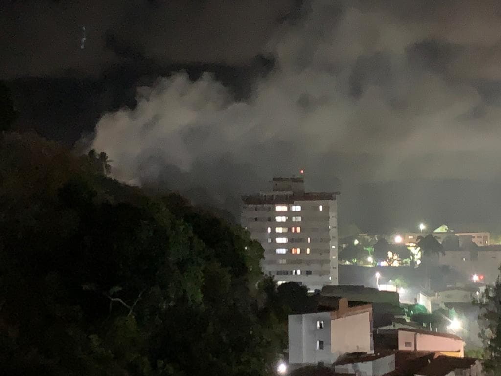 Bombeiros informam que duas viaturas estão combatendo fogo no morro de Mãe Luiza