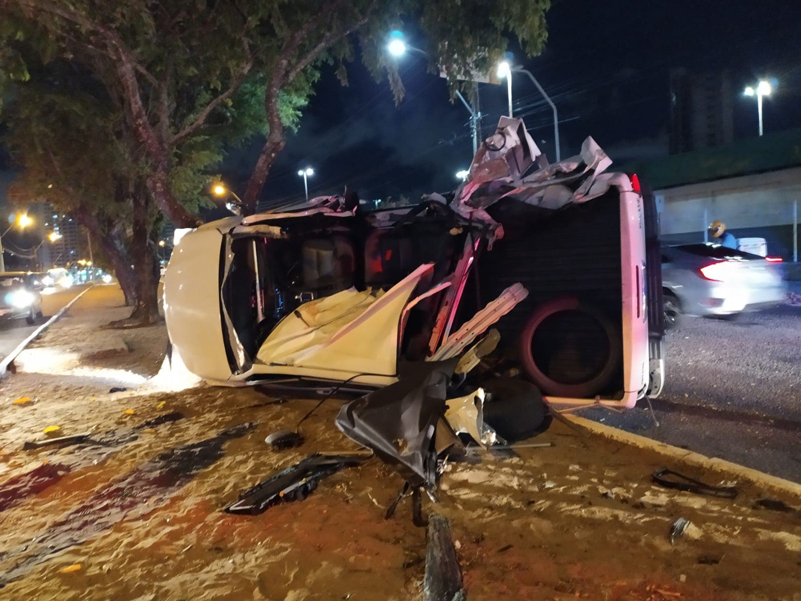 FOTOS e VÍDEO: Motorista tomba Hilux sobre canteiro da avenida Prudente de Morais