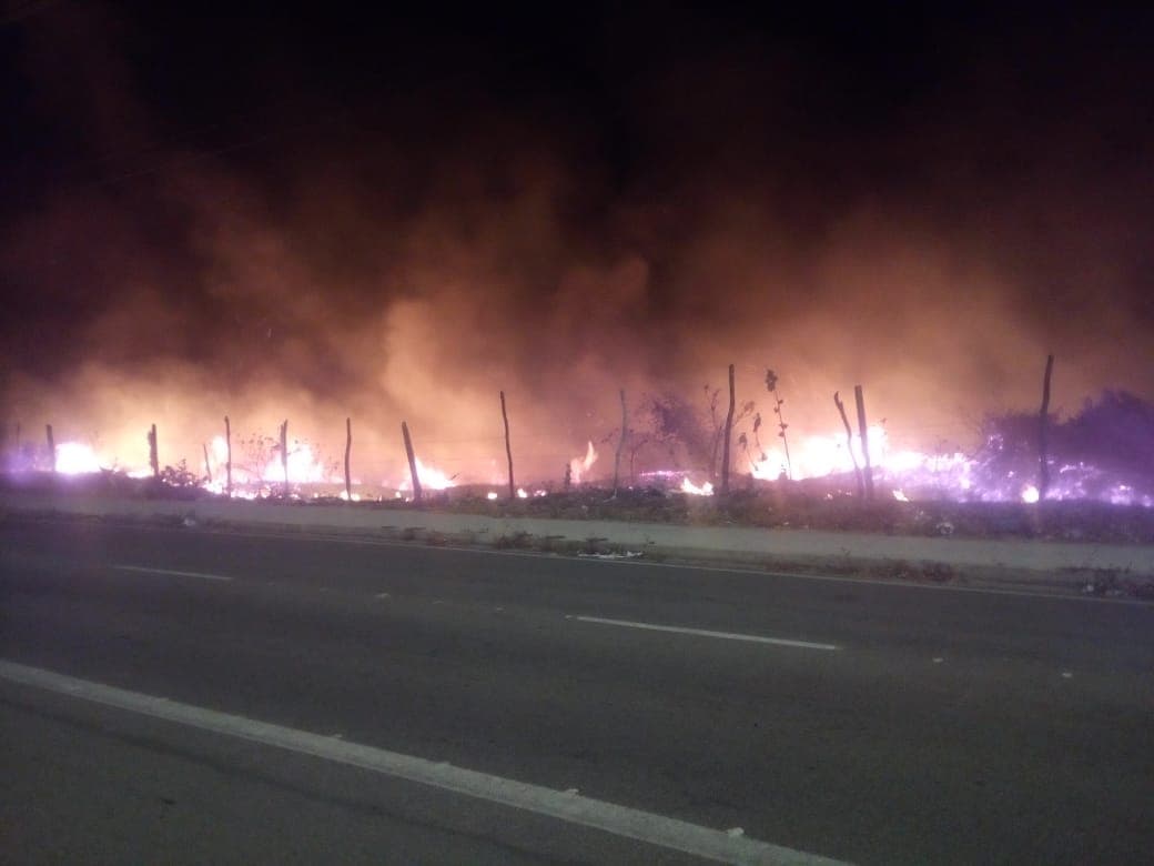 Incêndio prejudica motoristas na avenida Moema Tinoco, na zona Norte de Natal