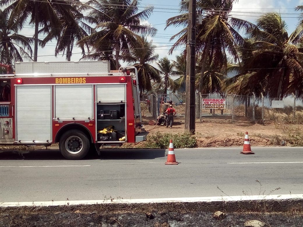 Bombeiros controlam incêndio nas proximidades da AMBEV, em Extremoz