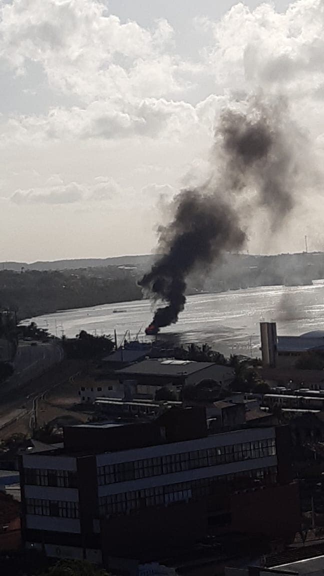 Embarcação pega fogo próximo à Pedra do Rosário, no rio Potengi