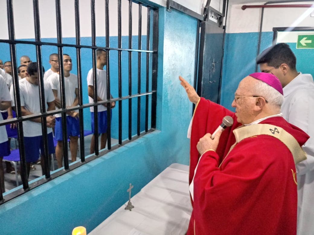 Arcebispo de Natal leva palavras de fé e remissão dos pecados a detentos de Alcaçuz